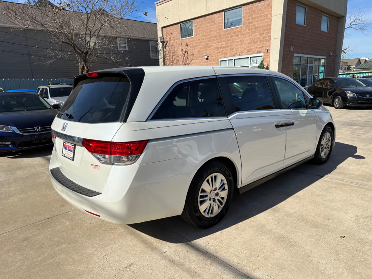 2014 White /Beige Honda Odyssey LX (5FNRL5H29EB) with an 3.5L V6 SOHC 24V engine, 6-Speed Automatic transmission, located at 1501 West 15th St., Houston, 77008, (713) 869-2925, 29.797941, -95.411789 - Photo#2